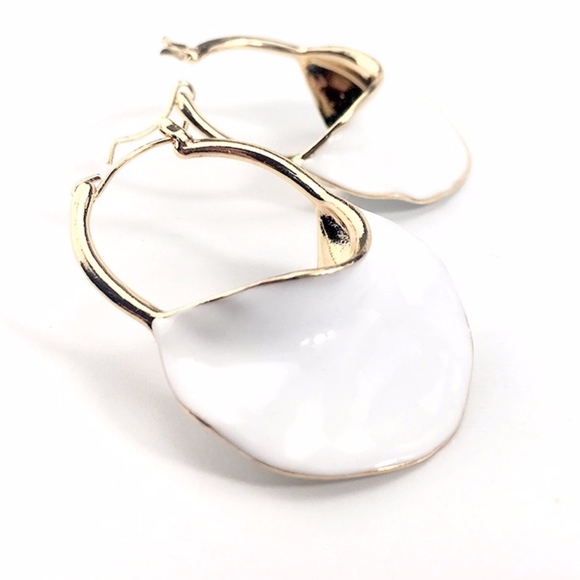 White Shell Irregular Gold Hoop Elegant Earrings - Picture 7 of 8